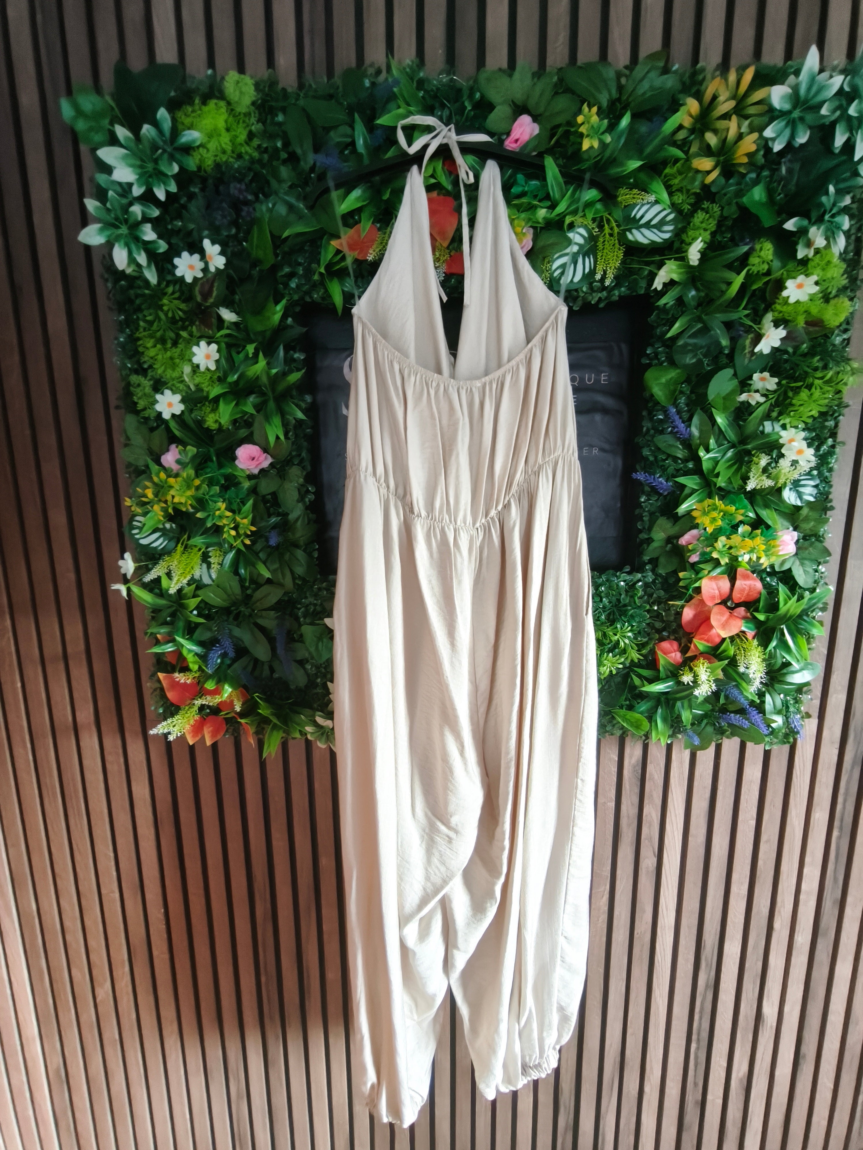 Grande taille Combinaison beige avec décolleté coquillage avec dos nu