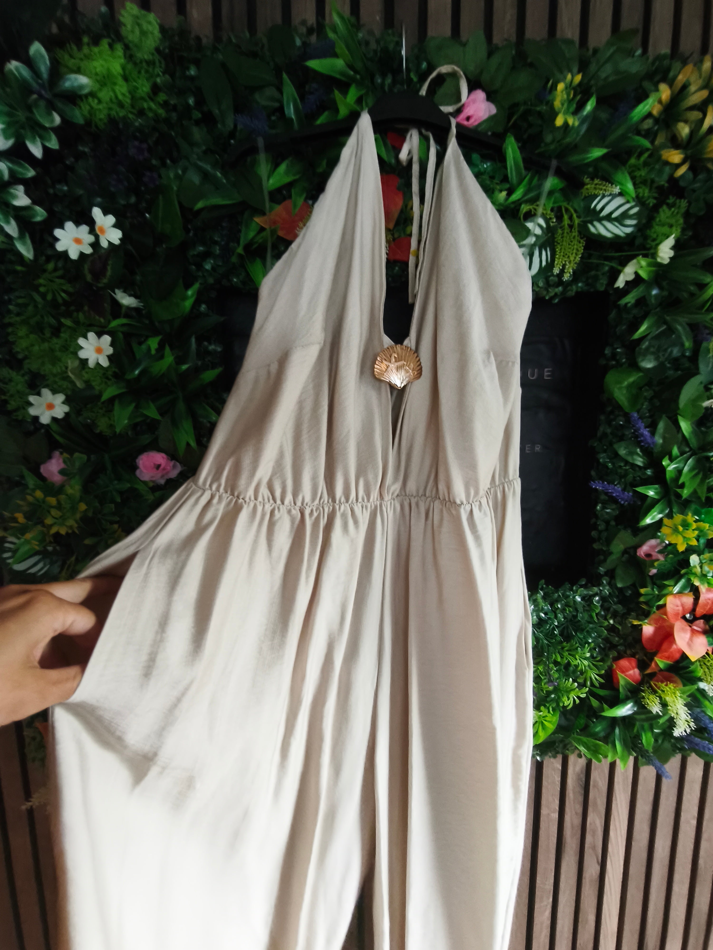 Grande taille Combinaison beige avec décolleté coquillage avec dos nu