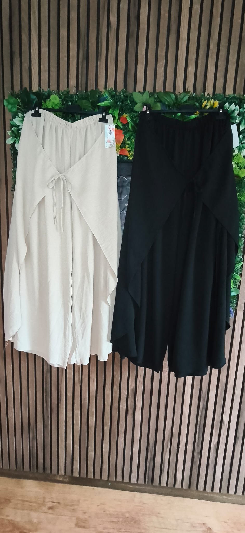 Pantalon revers fluide coupe loose : Beige ou Noir