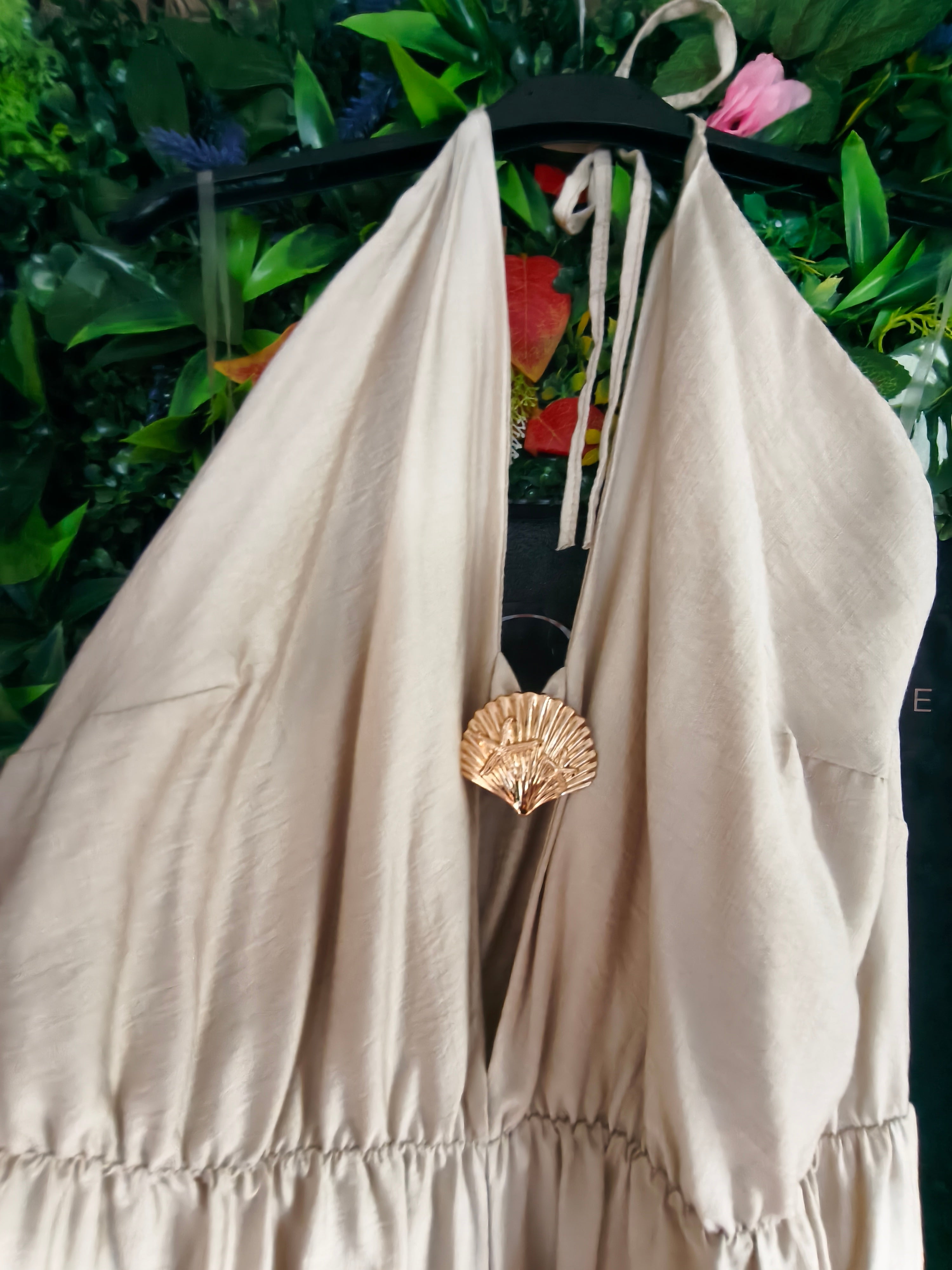 Grande taille Combinaison beige avec décolleté coquillage avec dos nu